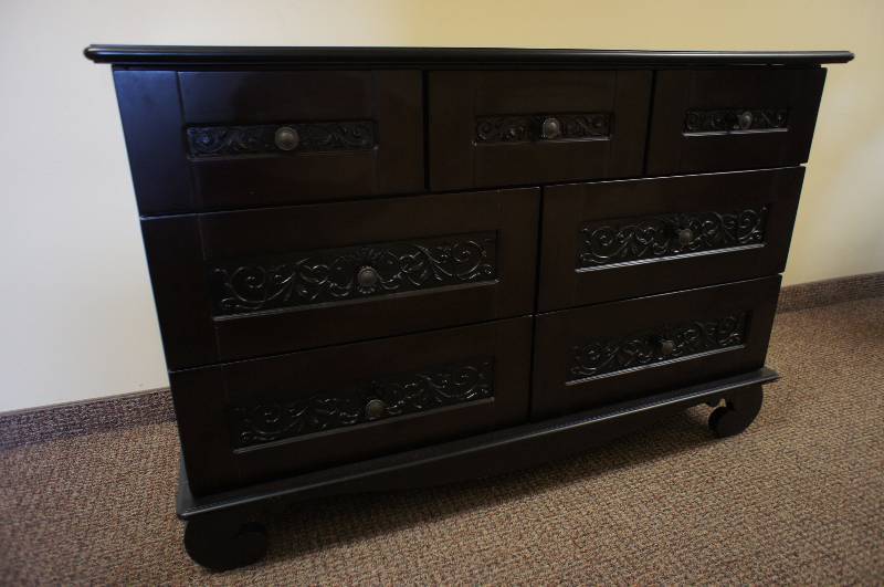 lot 31 image: High End 7 Drawer Wood Dresser