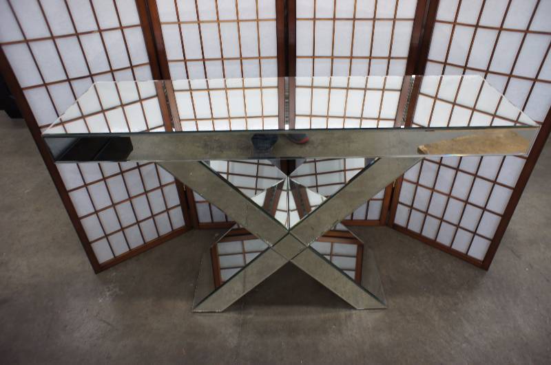 lot 33 image: High End Mirrored Accent Table