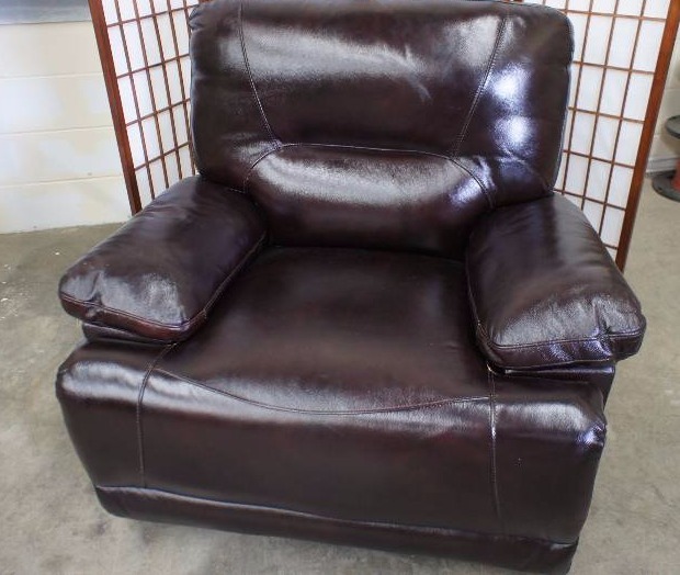 lot 36 image: High End Leather Power Recliner