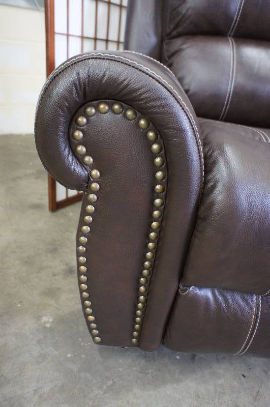 lot 37 image: High End Leather Power Recliner