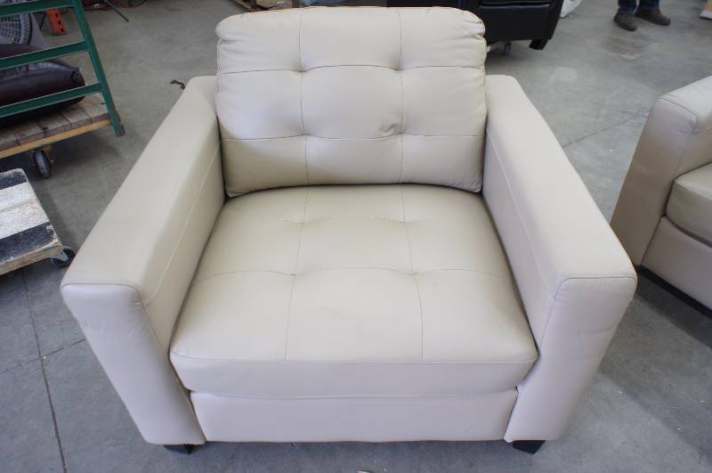 lot 39 image: High End Leather Chair
