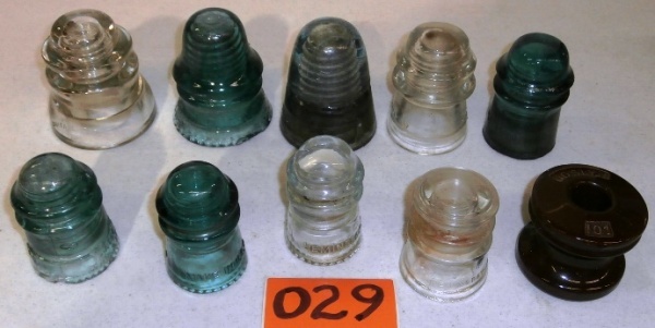 lot 29 image: Nice Variety of Vintage Glass Insulators