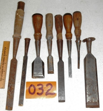 lot 32 image: 8 Vintage Wood Chisels