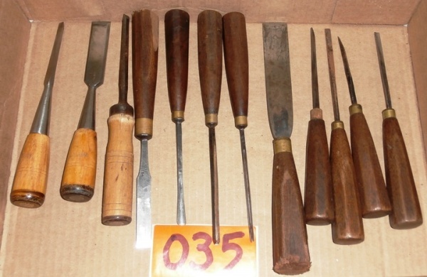 lot 35 image: 12 Vintage Wood Carving Tools and Chisels