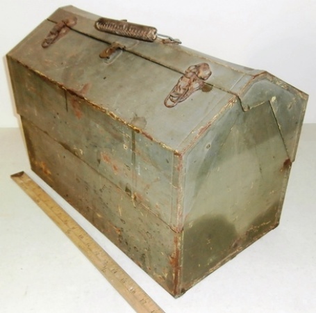 lot 44 image: Large Vintage Hip Roof Toolbox
