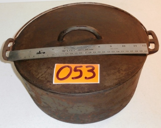 lot 53 image: Vintage Wagner Cast Iron #10 Dutch Oven with Lid