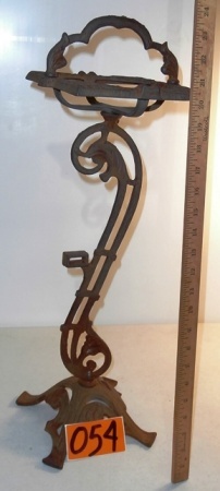 lot 54 image: Vintage Cast Iron Ashtray Stand