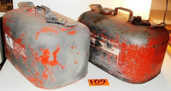 lot 109 image: Pair of JOHNSONEvinrude Outboard Motor 5 Gallon Gas Tanks