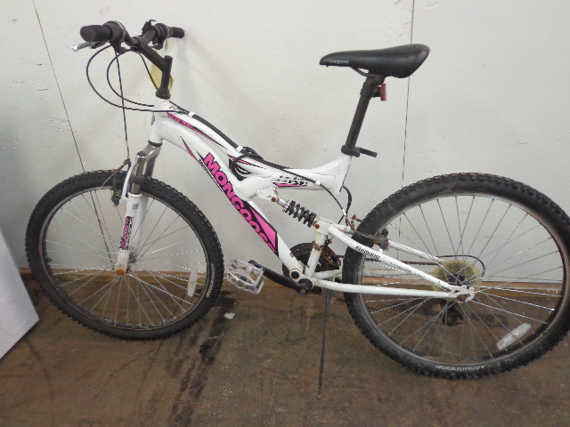 lot 68 image: 21 Speed Mongoose Bike