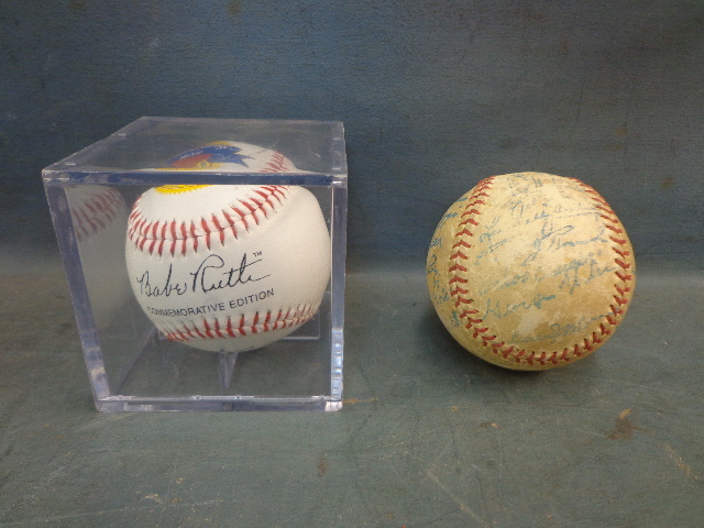 lot 17 image: Collector Baseballs