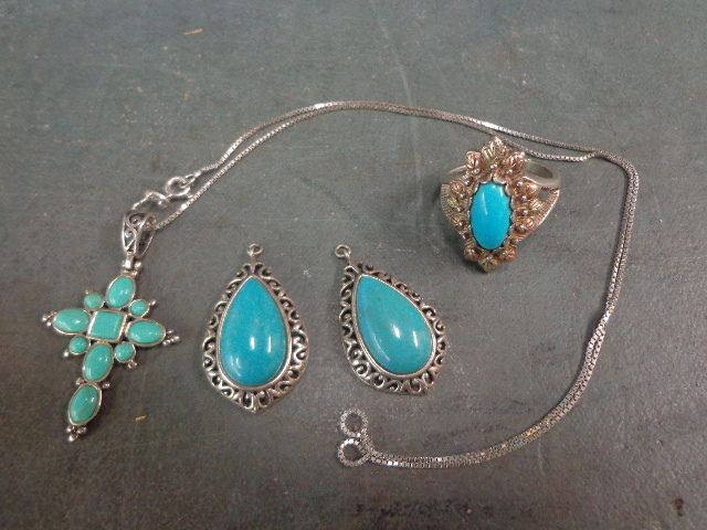 lot 27 image: Jewelry Set