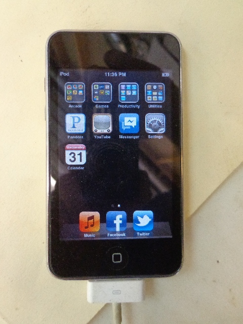 lot 114 image: 8GB Blue IPod