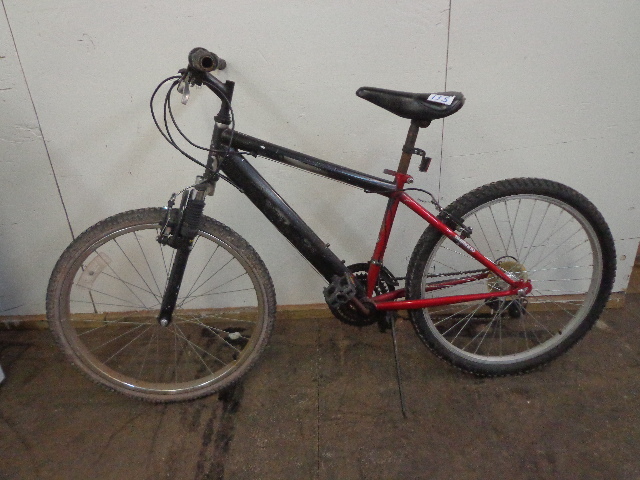 lot 135 image: 15 Speed Shimano Mt. Bike
