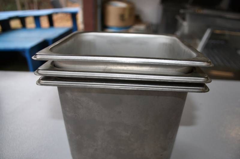 Lot of 3 metal pans