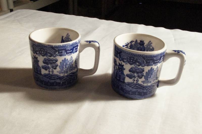 lot 402 image: 2 blue willow mugs Approx. 3 14 H