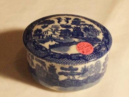 lot 403 image: Blue Willow Covered dresser jar. Appox. 3 34  W 1 34 H