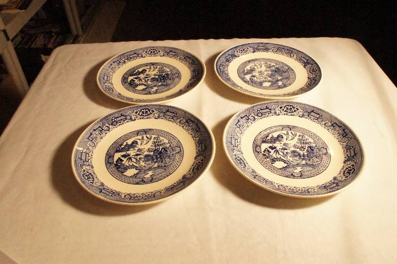 lot 405 image: Vintage Blue Willow Plates (x4)  Approx. 10 W