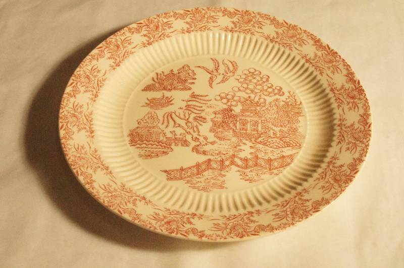 lot 406 image: Red Willow Plate. Approx. 9 12 W. Hamilton Ross Ming Red Dinnerware.