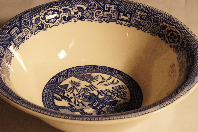 lot 409 image: Blue Willow Bowl Approx. 8 34  W. 3 Deep