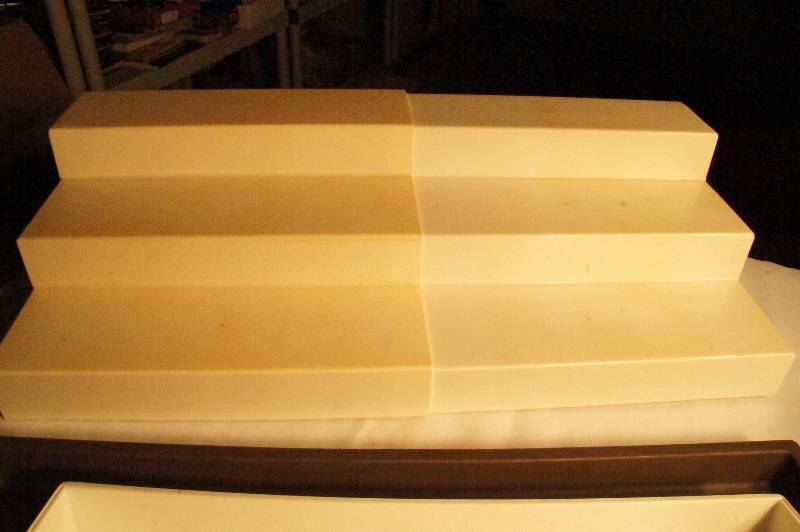 lot 418 image: Expandable Plastic display, plastic divider, and planter bottom.