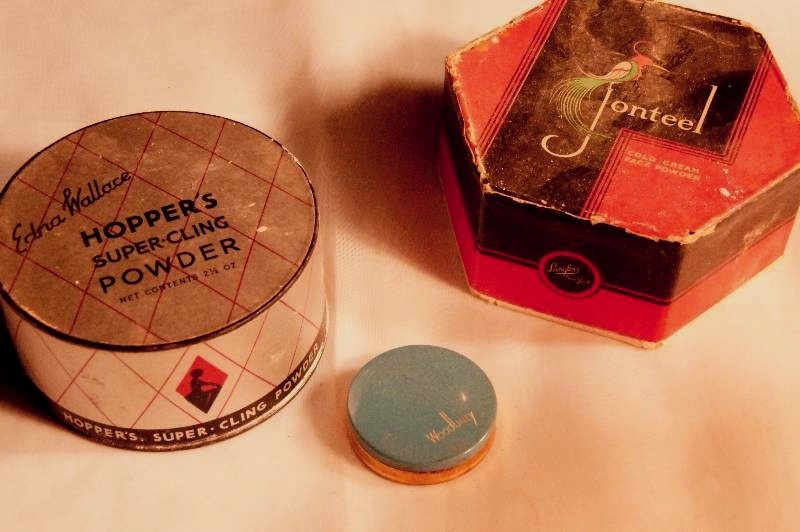 lot 421 image: Jonteel Cold cream face powder, Edna Wallace Hoppers Super cling powder, and Woodbury Rouge
