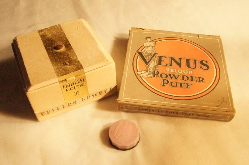 lot 422 image: Laymoms Blush Rouge, Primrose House Chiffon Powder & Venus Velour Powder Puff