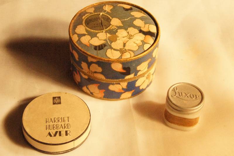 lot 423 image: Harriet Hubbard Aver, Loxor (for removing stains beneath the nails), Dreamerie Face powder