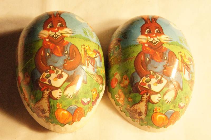 lot 438 image: Vintage, Collectible Paper-mache egg.  Made in Germany