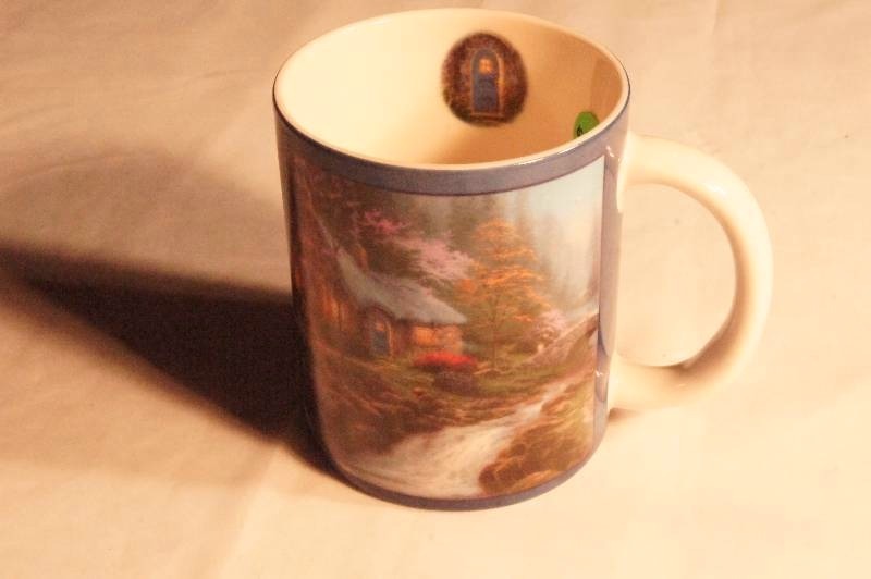 lot 442 image: Collectible Thomas Kinkade mug.