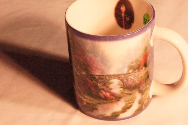 lot 443 image: Collectible Thomas Kinkade mug.