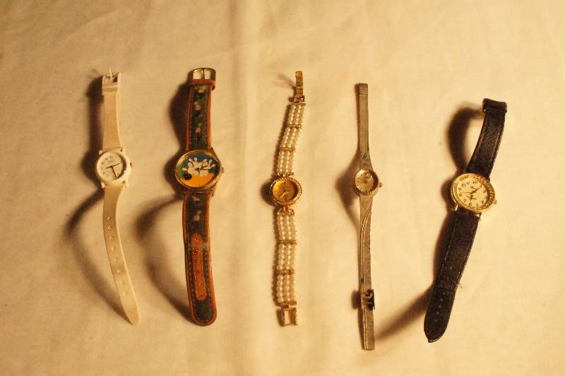 lot 448 image: Lot of 5 watches. 1 Quantum, 1 Bowling, 1 Ronica, 1 Quartz, 1 Nelsonic Quartz