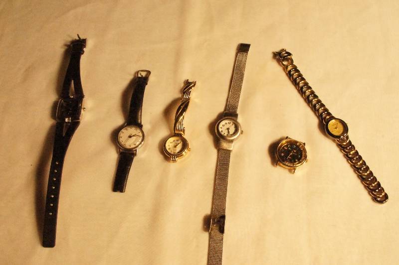 lot 450 image: Lot of 5 watches. 4 Quartz and 1 Timex
