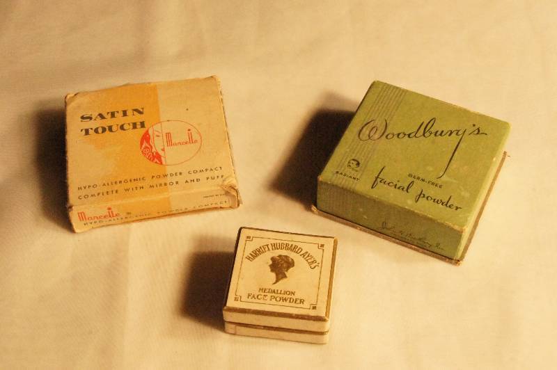 lot 452 image: 3 Vintage Dresser Boxes - Satin Touch, Woodburys Facial Powder, Harriet Hubbards Ayers Face Powder