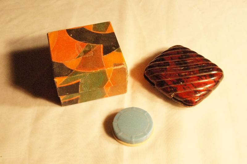 lot 453 image: 3 Vintage Dresser Boxes - Woodbury Rouge, Naturelle & Mirrored