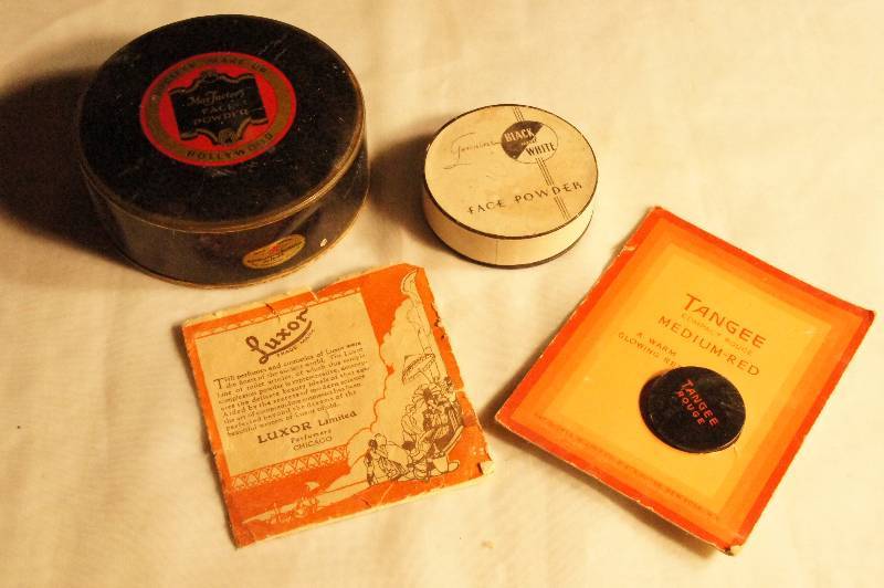 lot 454 image: 4 Vintage Makeup - Genuine Black & White Face Powder, Society Make-up MaxFactors Face Powder, Luxor & Tangee Rouge