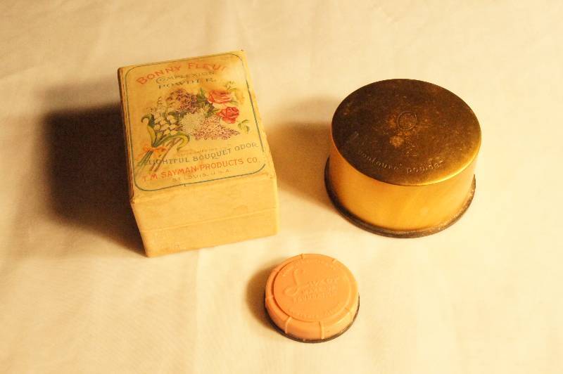 lot 455 image: 3 Vintage Dresser Boxes - Bonny Fleur Complexion Powder, Contoure Powder & Luxor Foundation