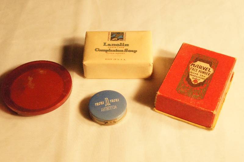 lot 457 image: 3 Vintage Makeup & 1 Newer - Luxe Life Shimmer, Lanolin Complexion Soap, Marvel Face Powder & Woodbury