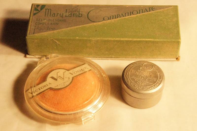 lot 458 image: 3 Vintage Collection Dresser Boxes - Victoria Vogue, Mary Lamb Poudre & Luxor Nail Polishing Stone