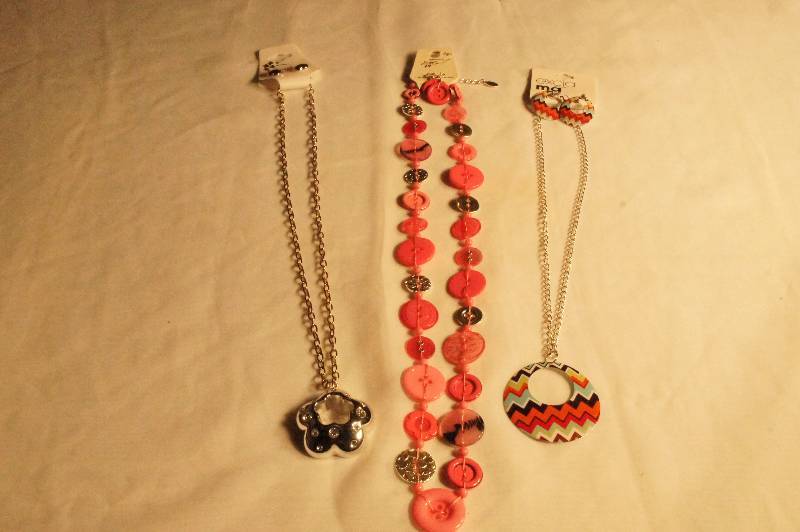 lot 460 image: Lot of 3 Necklaces and Earrings Sets