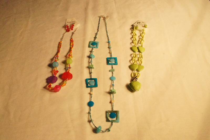 lot 463 image: Lot of 3 Necklaces - 2 with Earings