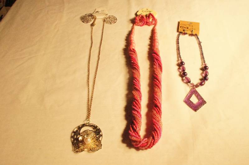 lot 464 image: Lot of 3 Necklaces and Earrings Sets
