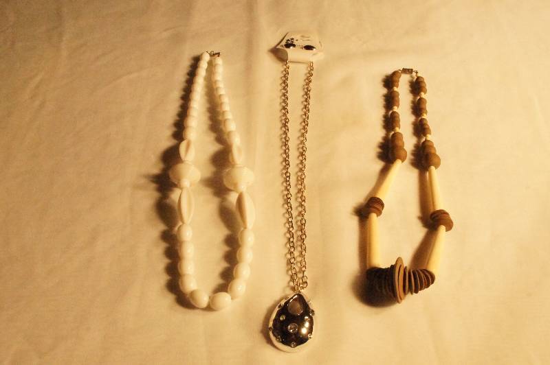 lot 465 image: Lot of 3 Necklaces - 1 has Earrings to match