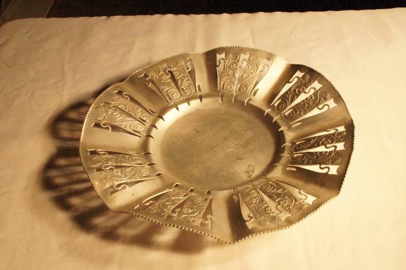 lot 467 image: 1950s Vintage Hand Hammered Aluminum Round Slotted Serving Tray Approx 13 across