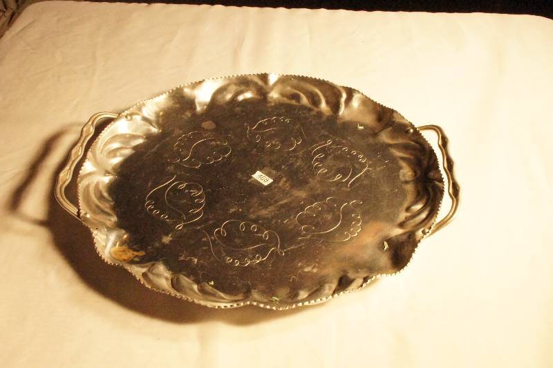 lot 468 image: 1950s Vintage Hand Hammered Aluminum Round Handled Serving Tray Label on bottom (A product of Farber & Shlevin, INC Brooklyn 38, NY