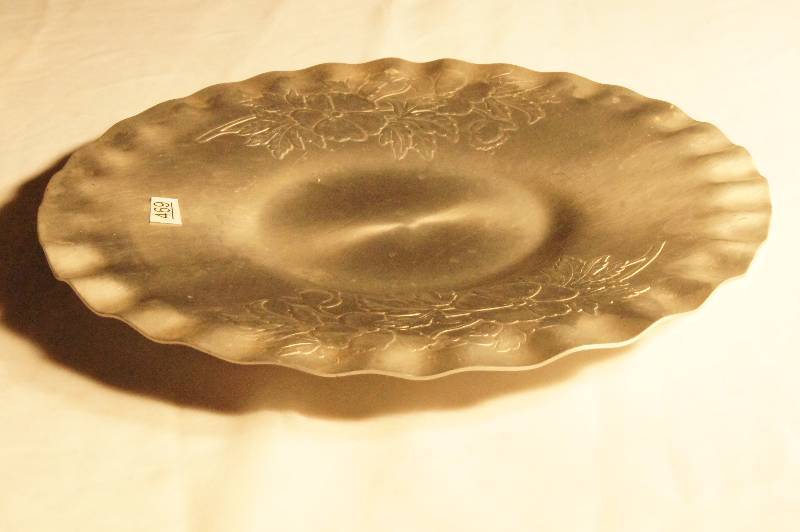 lot 469 image: 1950s Vintage Hand Hammered Aluminum Round Floral Serving Tray Approx 12
