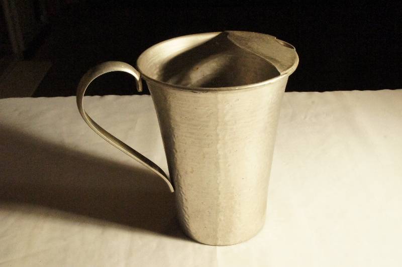 lot 472 image: 1950s Vintage Hand Hammered Aluminum Handled Water Pitcher with Ice Lip - Stamped on the Bottom (Aluminum by Gailstyn)