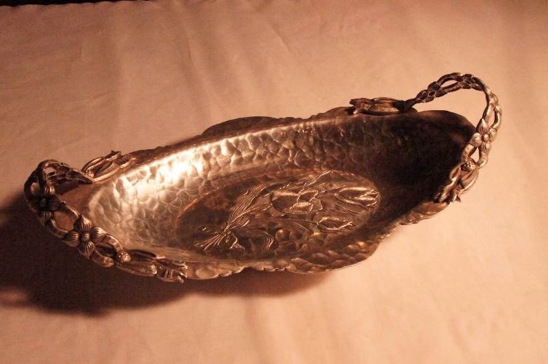 lot 473 image: 1950s Vintage Hand Hammered Aluminum Handled Oval Serving Tray Approx 14 Long and 8 across