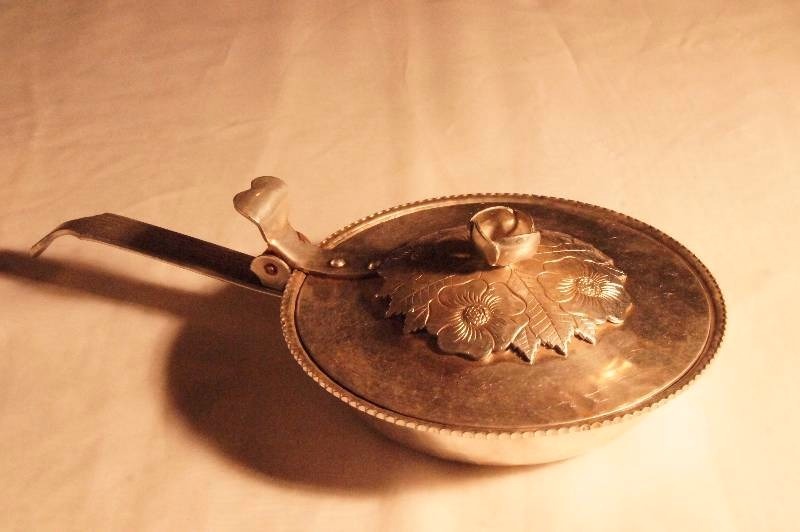 lot 475 image: 1950s Vintage Hand Hammered Aluminum Handled Silent Butler - Approx 12 14 Long x 7 across