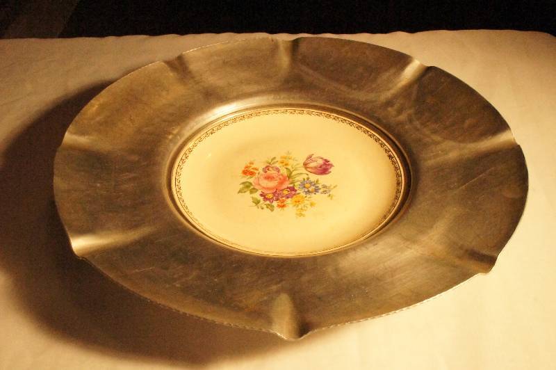 lot 479 image: 1950s Vintage Hand Hammered Aluminum Handled Round Serving Tray with Floral Plate in the Middle