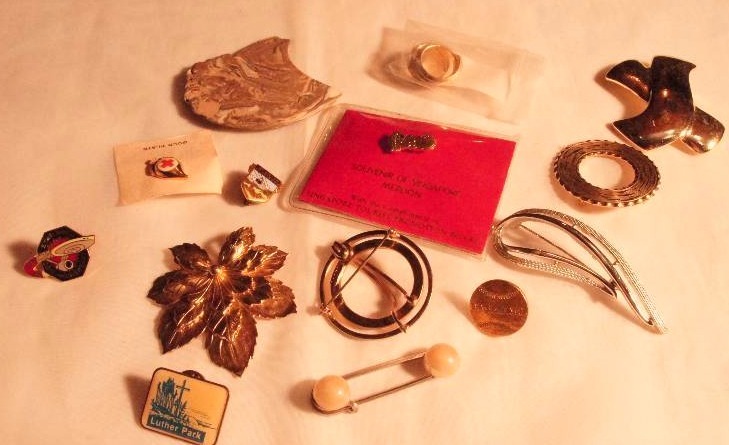 lot 504 image: Lot of Pins - including Star Trek 20th Anniversary Pin, Red Cross, Singapore Merlion, Gold Leaf, Luther Park, Scarf Clip, Etc